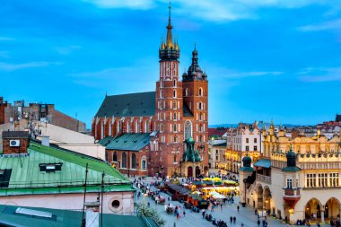 Ana Pazar Meydanı ve çevresindeki çatılar, Krakow, Polonya