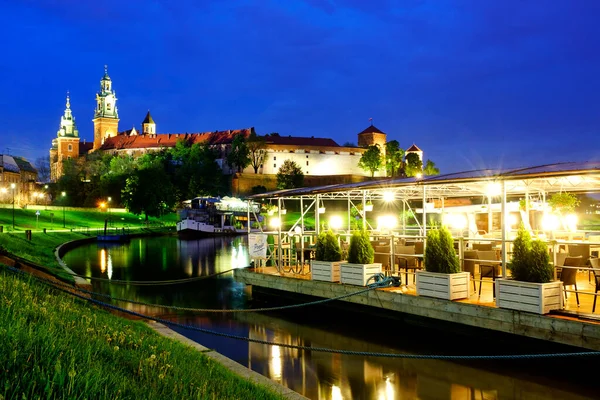 Vistül nehrinin üzerinde Wavel Kalesi, Krakow, Polonya