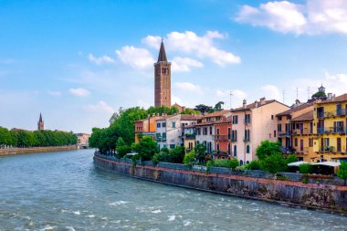 Ponte di Pietra, Verona, İtalya 'dan Lungoadige manzarası