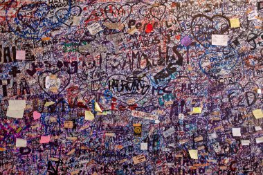 Juliet Evi 'nin duvarlarında vandalizm, Verona, İtalya