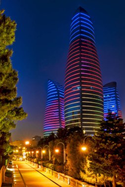 Alev Kulelerinin görüntüsü Şehitler Sokağı, Bakü, Azerbaycan