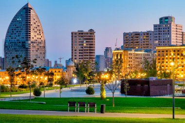 Heydar Aliyev Center parkından bitmemiş Trump Uluslararası Otel ve Kulesi, Bakü, Azerbaycan