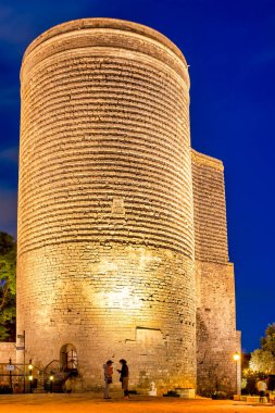 Bakü, Azerbaycan, Bakü Kulesi önünde konuşan kadınlar