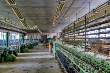 Azerbaycan, Basqal 'da terk edilmiş eski bir Sovyet ipek dokuma fabrikası.