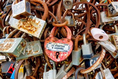 Bakü, Azerbaycan bulvarındaki demir bir ağaca birkaç aşk kilidi yakın.