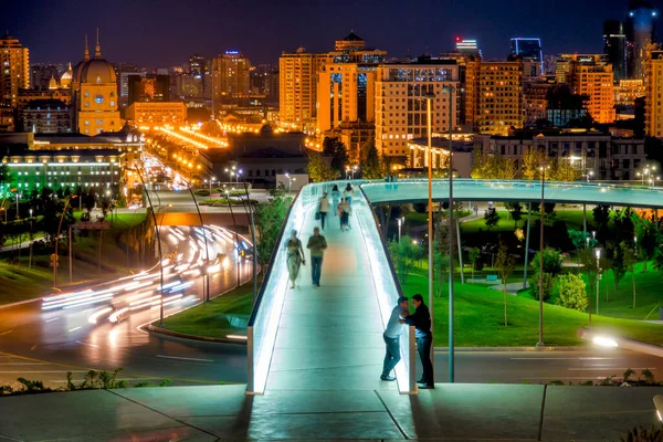 Central Park 'ta aydınlık köprü, Bakü, Azerbaycan