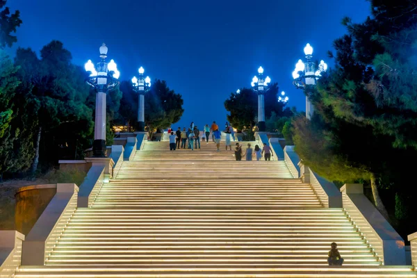 アゼルバイジャンのバクーにあるダグストゥー公園に続くライトアップされた階段 ロイヤリティフリーのストック画像