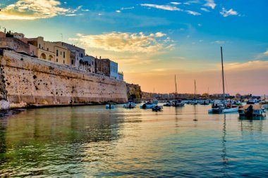 Bastione dei Pelasgi ve Otranto Limanı üzerinde gün doğumu, İtalya