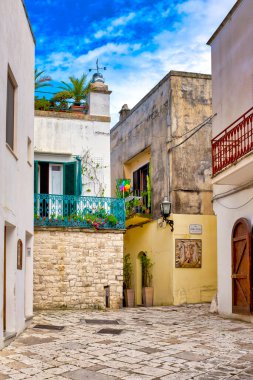 İtalya 'nın Otranto şehrinin tarihi merkezinde boş bir sokak.