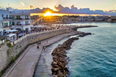 Otranto 'nun gün batımındaki panoramik manzarası, İtalya