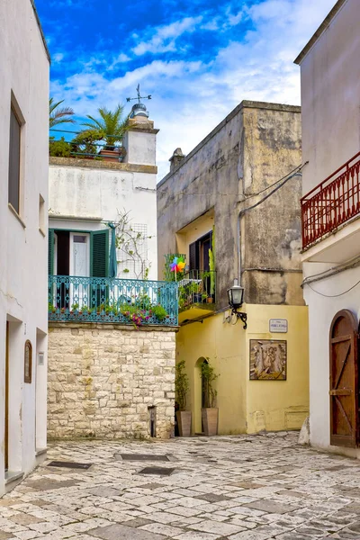 İtalya 'nın Otranto şehrinin tarihi merkezinde boş bir sokak.