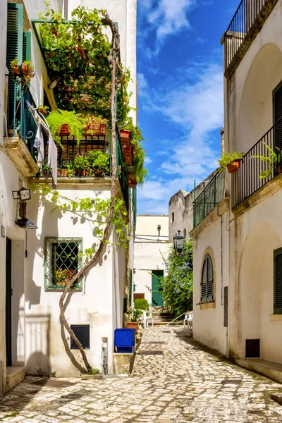 İtalya 'nın Otranto şehrinin tarihi merkezinde boş bir sokak.