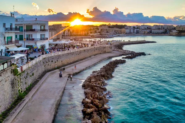 Otranto 'nun gün batımındaki panoramik manzarası, İtalya
