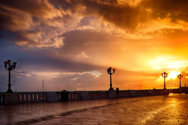 Gündoğumu: Lungomare degli Eroi, Otranto, İtalya