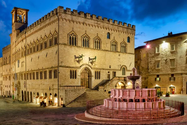 Palazzo dei Priori ve Fontana Maggiore önde, Perugia İtalya
