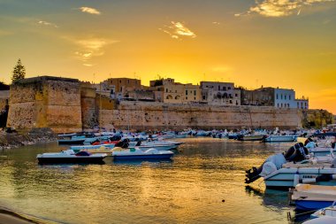 Bastione dei Pelasgi ve Otranto Limanı üzerinde gün doğumu, İtalya
