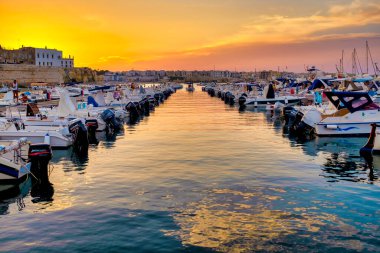 Otranto Limanı gün doğumunda, Otranto, İtalya