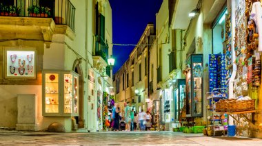 İtalya 'nın Otranto şehrinin tarihi merkezinde alışveriş caddesi