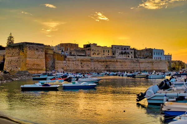Bastione dei Pelasgi ve Otranto Limanı üzerinde gün doğumu, İtalya