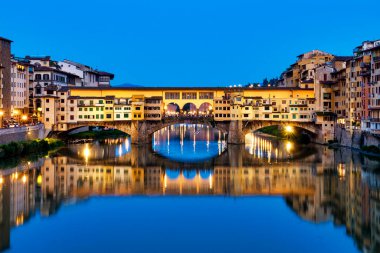 Nehir manzaralı Ponte Vecchio, Floransa, İtalya