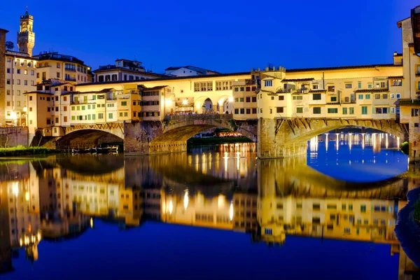 意大利佛罗伦萨Ponte Vecchio河下游景观 — 图库照片