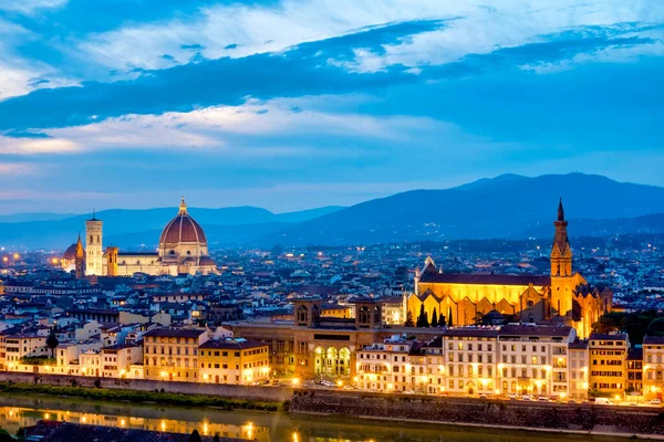 Duomo Firenze和Santa Maria Novella后半部的景色 — 图库照片