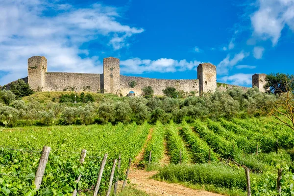 Monteriggioni, İtalya, Siena yakınlarında duvarlarla çevrili bir kasaba.