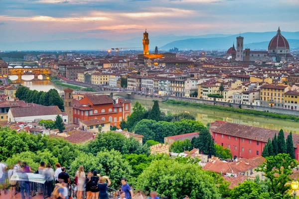 游客们从意大利佛罗伦萨的米开朗基罗广场观看佛罗伦萨的全景 — 图库照片