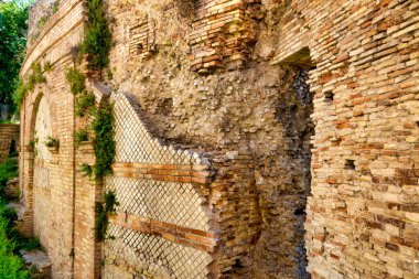 Chieti, İtalya 'daki Roma tiyatrosunun sol kanadının kalıntıları.