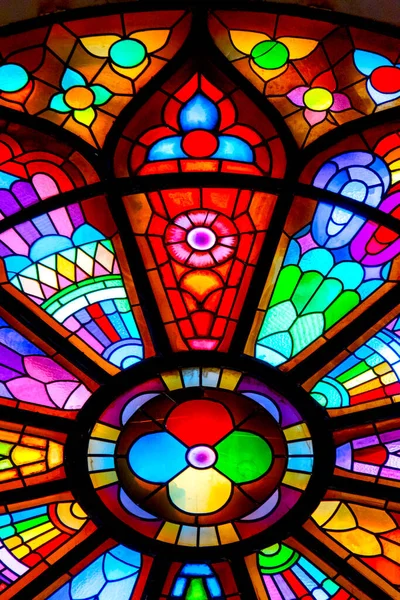 San Giustino, Chieti, İtalya Katedrali 'nde lekeli camlar.