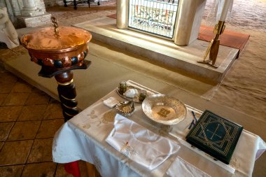 Vaftiz fontu ve ayin aletleri San Giustino, Chieti, İtalya Katedrali 'nde vaftiz için hazır.