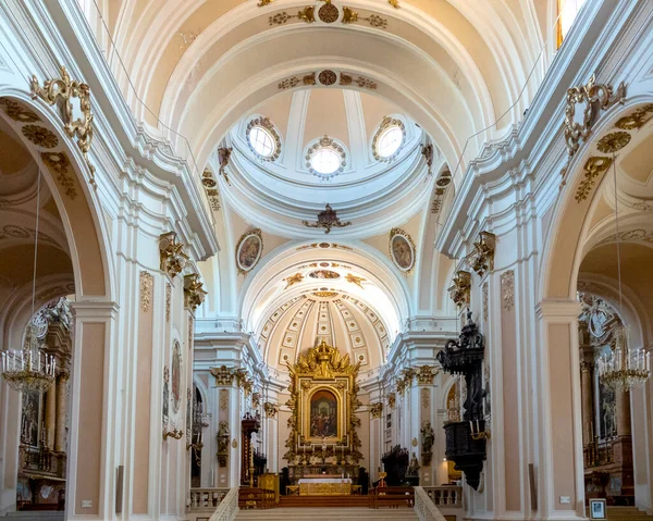 意大利Chieti San Giustino主教座堂的内部 — 图库照片