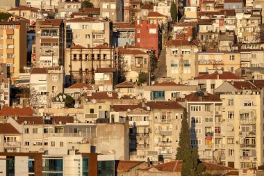 İzmir tepelerindeki binaların manzarası