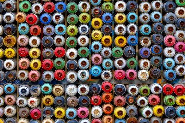 İstanbul Tophane İlçesi 'nde birden fazla aerosol boya kutusundan valf fincanı koleksiyonu