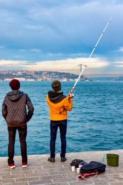 Uskdar, İstanbul ve Türkiye 'nin limanında balık tutan gençler