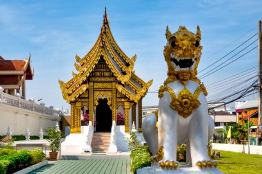Koruyucu aslan Wat Si Umong Kham, Phayao, Thailan 'ın önünde