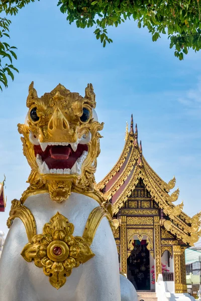 Guardian Lion Front Wat Umong Kham Phayao Thailan — ストック写真