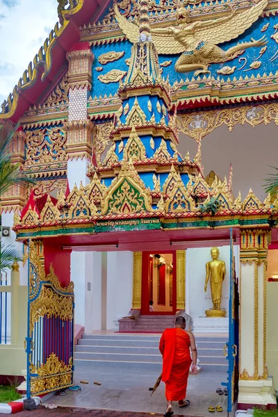 Monk Entering Wat Mongkhon Nimit Phuket Town Thailand — стоковое фото
