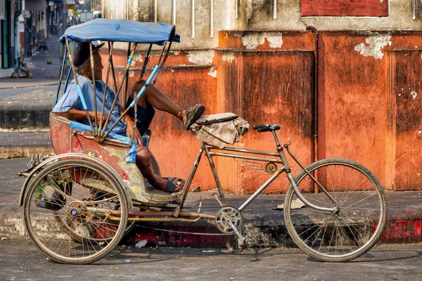 San Rhrakan, Lopburi, Tayland yakınlarında bir bisiklet şoförü.