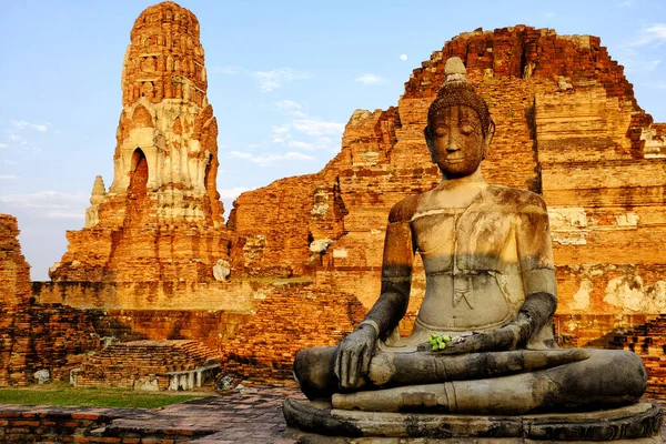 Immagine Buddha Davanti Prang Wat Mahathat Ayutthaya Thailandia — Foto Stock