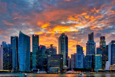 Gün batımında Marina Körfezi 'nden şehir merkezinin görüntüsü, Singapur