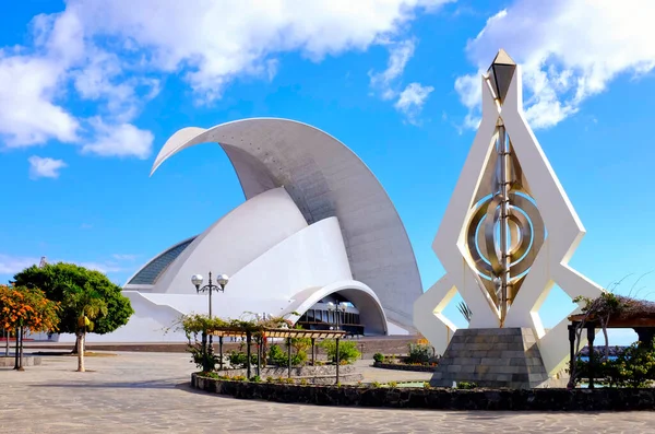 Caesar Manrique 'in rüzgar heykeli ve Santiango Calatrava' nın konser salonu, Santa Cruz de Tenerife, Tenerife, Kanarya Adaları, İspanya