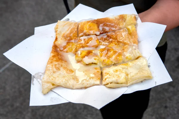 Donna Che Tiene Tradizionale Pancake Alla Banana Tailandese Roti Gulay — Foto Stock