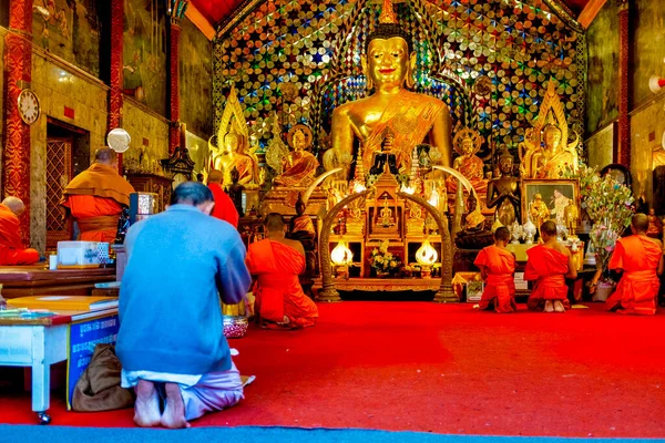 Mniši Modlí Wat Phra Doi Suthep Chiang Mai Thajsko — Stock fotografie