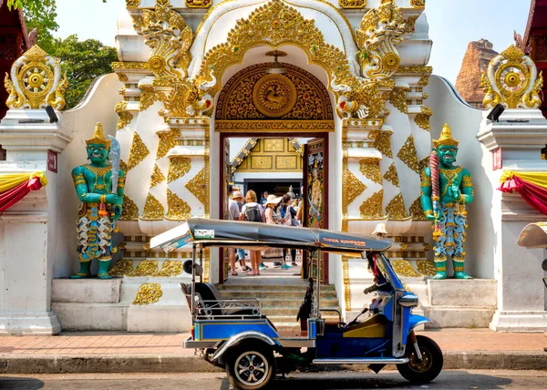泰国清迈Wat Chedi Luang入口前的Tuk Tuk — 图库照片