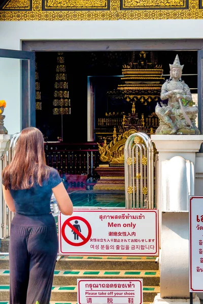 Женщина Ждет Перед Сан Интакином Храмовом Комплексе Ват Чеди Луанг — стоковое фото
