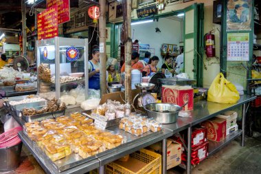 Yaowarat Yolu Soi 6, Bangkok, Tayland 'daki Talat Kao Eski Pazarı' nda yiyecek satıcıları.