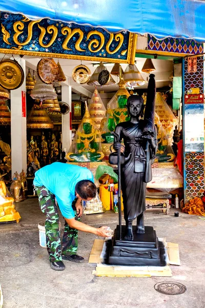 Человек Рисует Статую Bamrung Mueang Road Бангкок Таиланд — стоковое фото