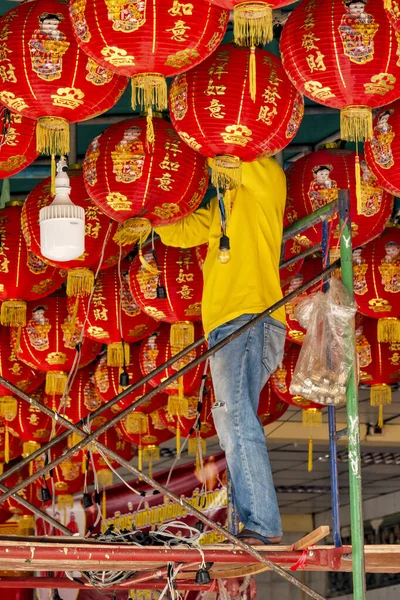 Homem Que Monta Lanternas Para Ano Novo Chinês Templo Wat — Fotografia de Stock