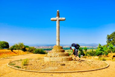 Aziz James 'in (Camino de Santiago) yolu üzerindeki Justo de la Vega' da Cruceiro de Santo Toribio 'ya taş döşeyen Pilgrim